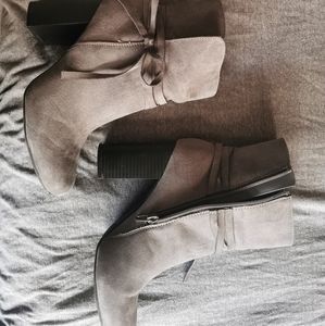 Adorable grey boots,